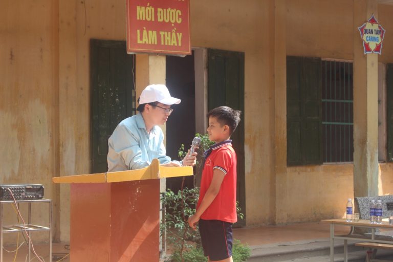 Tổng Giám đốc Nguyễn Minh Quang tuyên truyền cho hơn 600 học sinh về Bảo vệ môi trường